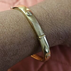 18kt. Elecant Italy Gold Bangle Bracelet.